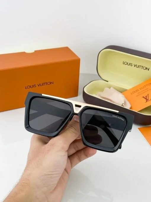 LOUIS VUITTON 1502 GOLD BLACK PREMIUM SUNGLASS - Image 2