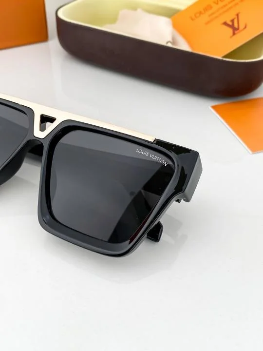 LOUIS VUITTON 1502 GOLD BLACK PREMIUM SUNGLASS - Image 3